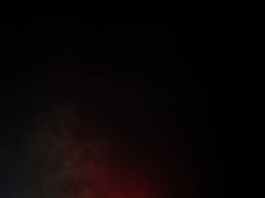 Karanlık gökyüzünde parlayan kırmızı bir ışık.