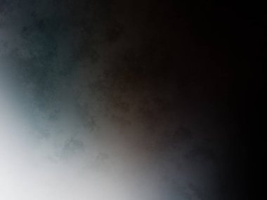 Takım elbiseli ve kravatlı bir adam pencerenin önünde duruyor.