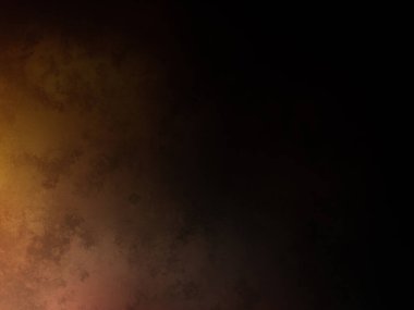 Bir adam kortta tenis raketi tutuyor.