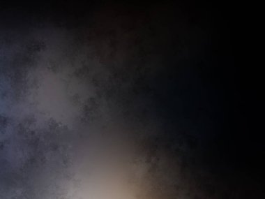 Rampada kaykay süren biri.