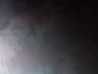 Arka planda güneşle bulutlu gökyüzünde uçan bir uçak.