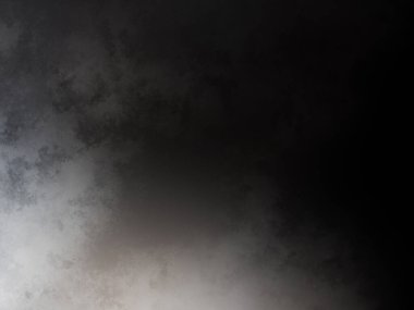 Karlı bir yamaçta snowboard süren bir adam.