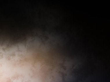 Takım elbiseli ve kravatlı bir adam duvarın önünde duruyor.