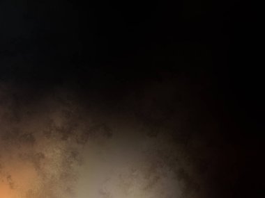 Arka planda motosikletli birinin olduğu bir yangın.