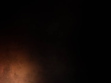 Takım elbiseli ve kravatlı bir adam duvarın önünde duruyor.