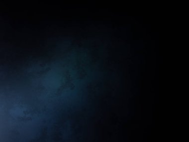 Siyah gömlekli bir adam tenis raketi tutuyor.