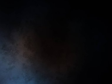 Elinde mikrofon tutan takım elbiseli ve kravatlı bir adam.