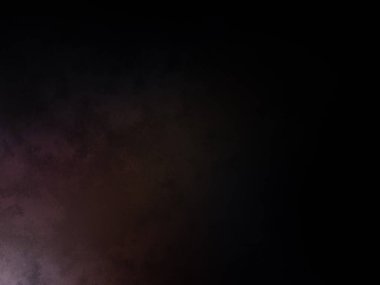 Takım elbiseli ve kravatlı bir adam tenis raketi tutuyor.