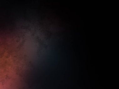 Bir adam kortta tenis raketi tutuyor.