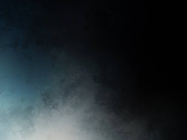 Kar yüzeyinde snowboard süren bir adam.