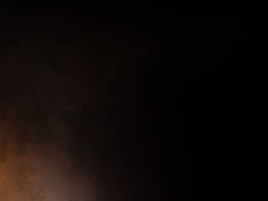 Takım elbiseli ve kravatlı bir adam duvarın önünde duruyor.