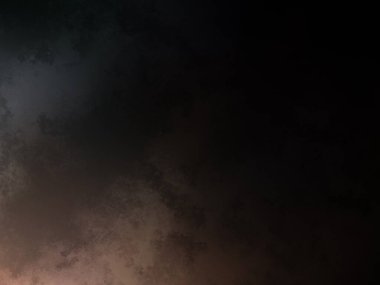 Karlı bir yamaçta kar kayağı süren biri.