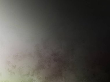 Takım elbiseli ve kravatlı bir adam duvarın önünde duruyor.