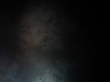 Sahnede elinde mikrofonla duran bir insan.