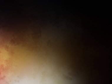 Bir adam kortta tenis raketi tutuyor.