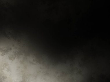 Siyah tişörtlü bir adam elinde sörf tahtası tutuyor.