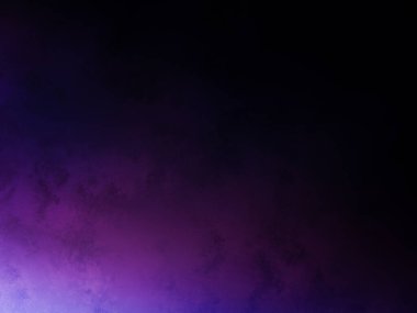 Karanlık gökyüzünde parlayan mor ve mavi bir ışık.