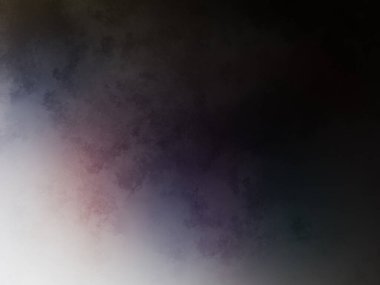 Karlı bir yüzeyde snowboard süren bir insan.