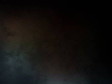 Tenis raketiyle karanlıkta duran bir adam.