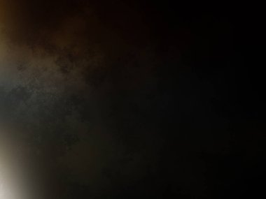 Karanlıkta duran, bulutlarda parlayan bir ışık.