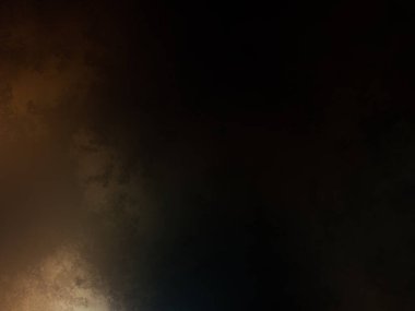 Karanlık bir yüzeyde kaykay süren bir insan.