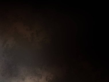 Karanlık gökyüzü ve bulutları olan dolunay.