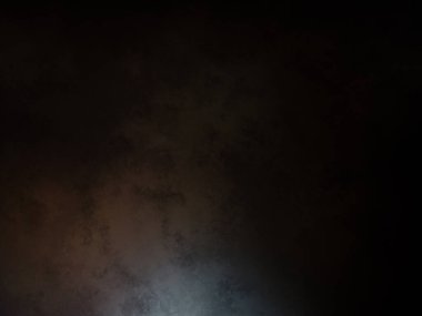 Takım elbiseli ve kravatlı bir adam duvarın önünde duruyor.