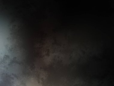 Karanlık bir gökyüzü, birkaç bulut ve bir ışık.