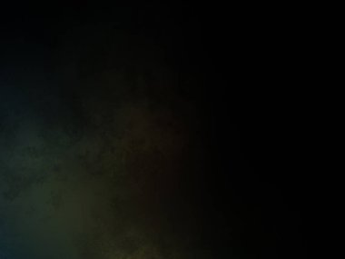 Siyah bir arka planın önünde duran takım elbiseli ve kravatlı bir adam.