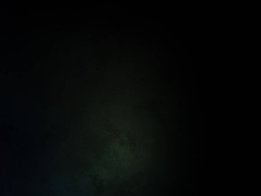 Siyah tişörtlü biri elinde kamera tutuyor.