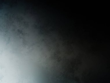 Siyah gömlekli bir adam tenis raketi tutuyor.