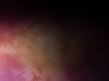 Bir adam kortta tenis raketi tutuyor.