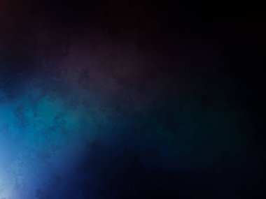 Bir adam kortta tenis raketi tutuyor.