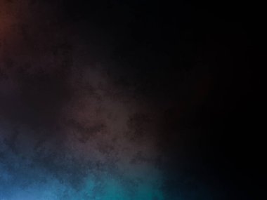 Bir adam kortta tenis raketi tutuyor.