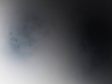 Sörf tahtasında suda bir insan.