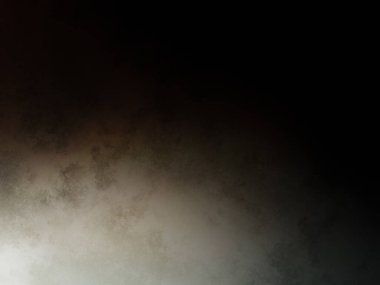 Takım elbiseli ve kravatlı bir adam duvarın önünde duruyor.