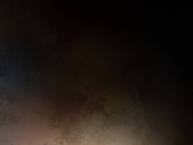 Rampada kaykay süren biri.