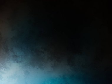 Karlı bir yüzeyde snowboard süren bir insan.