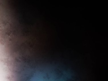 Takım elbiseli ve kravatlı bir adam tenis raketi tutuyor.