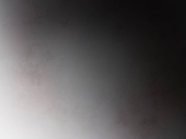 Takım elbiseli ve kravatlı bir adam pencerenin önünde duruyor.