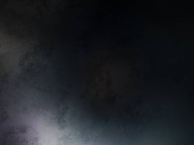 Karlı bir yüzeyde snowboard süren bir insan.