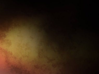 Bir adam kortta tenis raketi tutuyor.