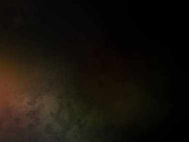 Bir adam kortta tenis raketi tutuyor.