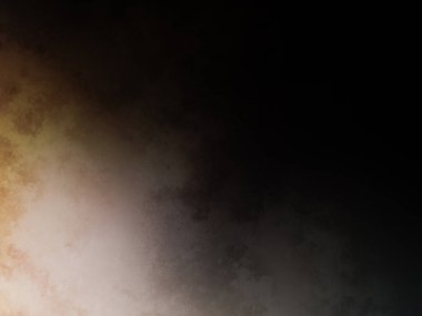 Tenis kortunda raket tutan bir adam.