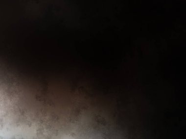 Siyah gömlekli ve kravatlı bir adam pencerenin önünde duruyor.