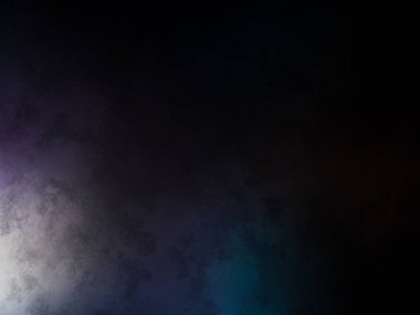 Elinde tenis raketi tutan bir adam.