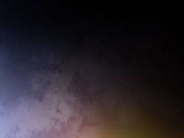 Rampada kaykay süren biri.