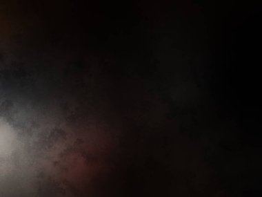 Dolunay bulutların arasından görülür.