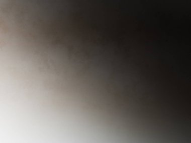 Takım elbiseli ve kravatlı bir adam pencerenin önünde duruyor.