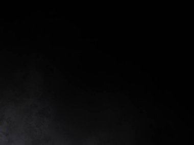 Siyah gömlekli bir adam kaykay tutuyor.